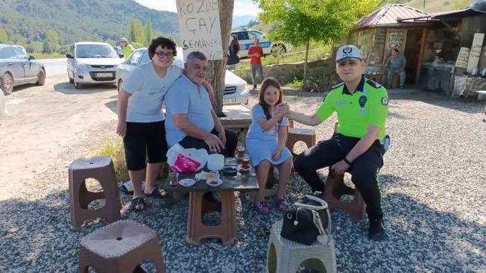 Trafik Ekiplerinden Sürücülere Çay Molası