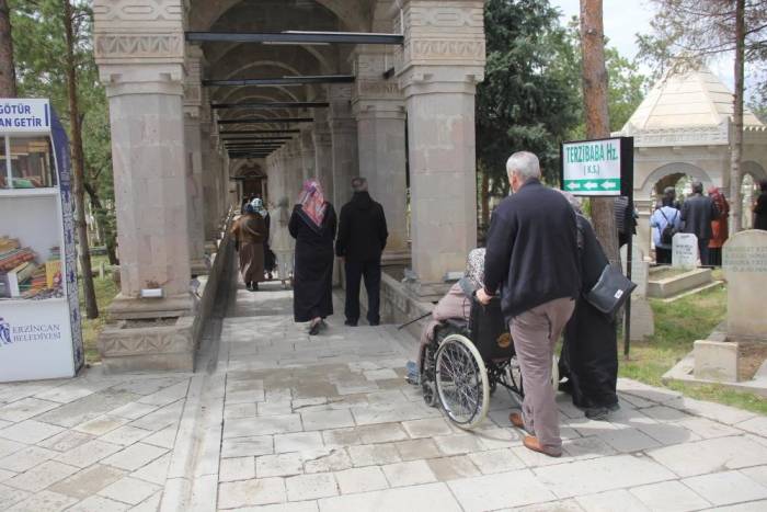 Kurban Bayramı Arefesinde Mezarlıklar Ziyaretçiyle Doldu