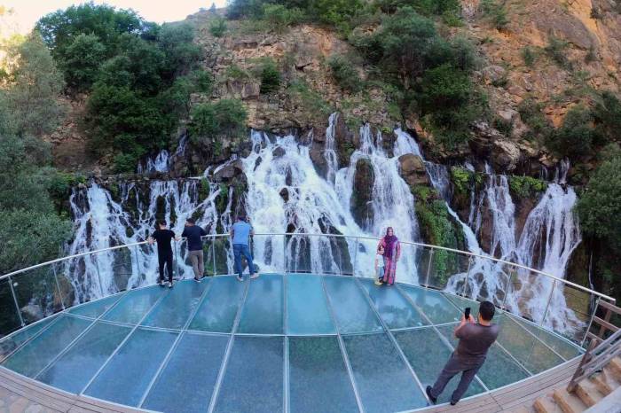 Sıcaktan Kaçan Soluğu Tomara Şelalesinde Alıyor