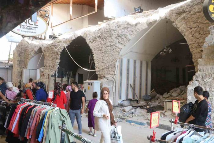 Enkaz Kent Hatay’da Molozların Arasında Bayram Alışverişi