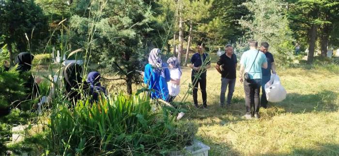 Hisarcık’ta Arife Günü Vatandaşlar İlçe Mezarlığına Akın Etti