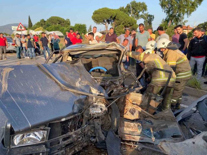İzmir’de Ticari Araç İle Çarpışan Otomobilin Sürücüsü Hayatını Kaybetti