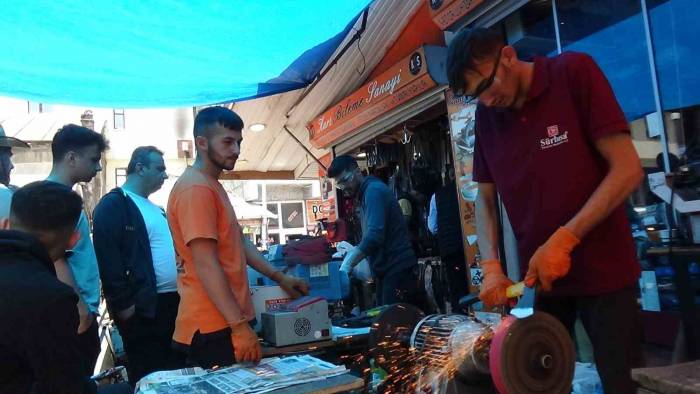 Kars’ta Bıçaklar Kurbanlıklar İçin Bileniyor
