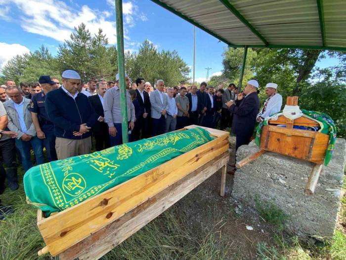 Yıldırım Düşmesi Sonucu Hayatlarını Kaybeden İki Kişinin Cenazesi Toprağa Verildi