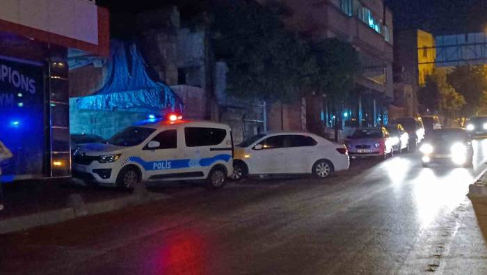 Kavgaya Müdahale Etmek İsteyen Polis Memuru Pompalıyla Vurularak Yaralandı
