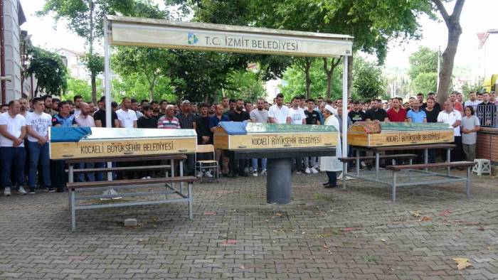 Aynı Aileden 3 Kişi Kazada Ölmüştü: Gözyaşlarıyla Son Yolculuklarına Uğurlandılar