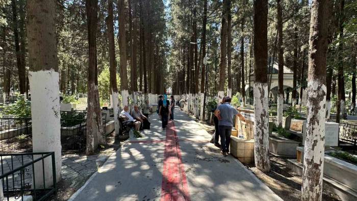 Kuşadası’nda Kurban Bayramı Arifesinde Mezarlıklar Vatandaşlarla Dolup Taştı