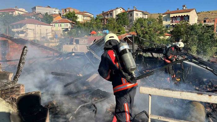 Malatya’da Korkutan Çatı Yangını