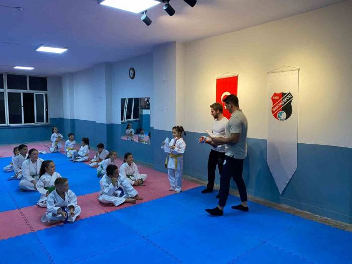 Karateciler Kuşak Sınavında Ter Döktü