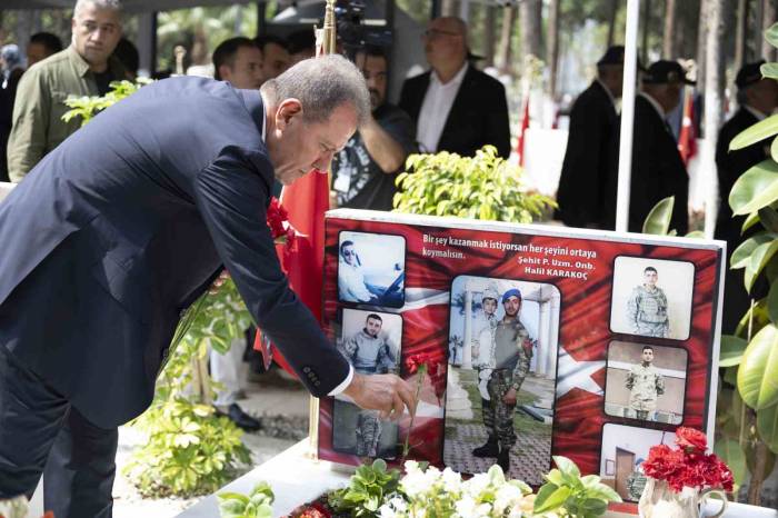 Mersin Şehitliğinde Hüzünlü Bayramlaşma