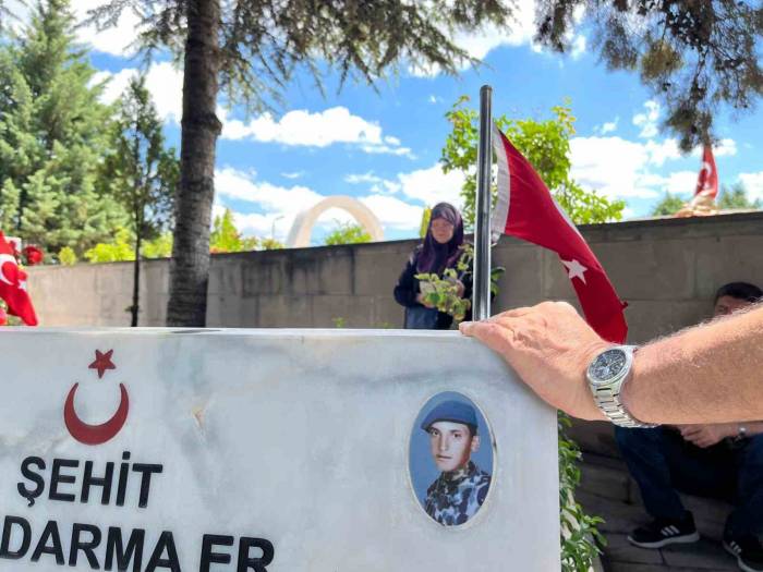 Eskişehir’de Şehit Aileleri Arife Günü Kabirleri Ziyaret Edip Dua Okudular