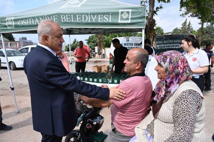 Osmaniye Belediyesinden, Mezarlık Ziyaretine Gelenlere İkram