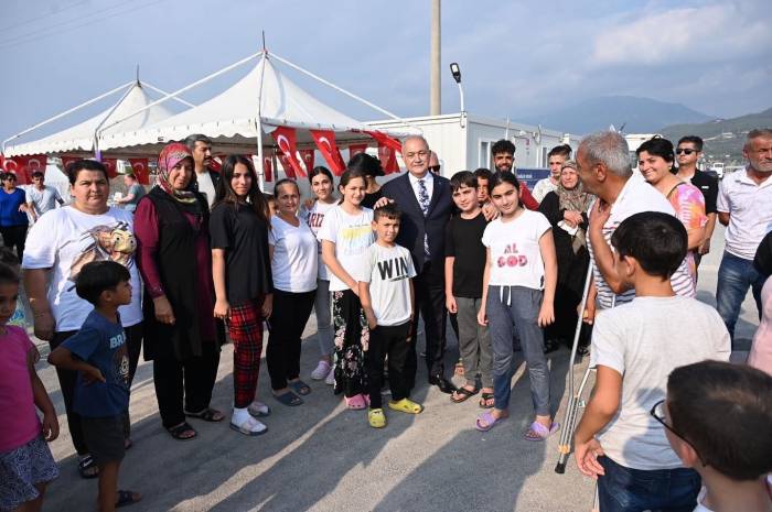 Osmaniye Protokolü, Konteyner Kente Depremzedelerle Bayramlaştı