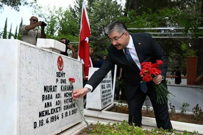 Osmaniye’de Şehitler İle Depremde Hayatını Kaybedenlerin Kabri Ziyaret Edildi