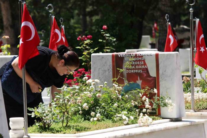 Cebeci Askeri Şehitliği’nde Hüzünlü Bayram Arifesi