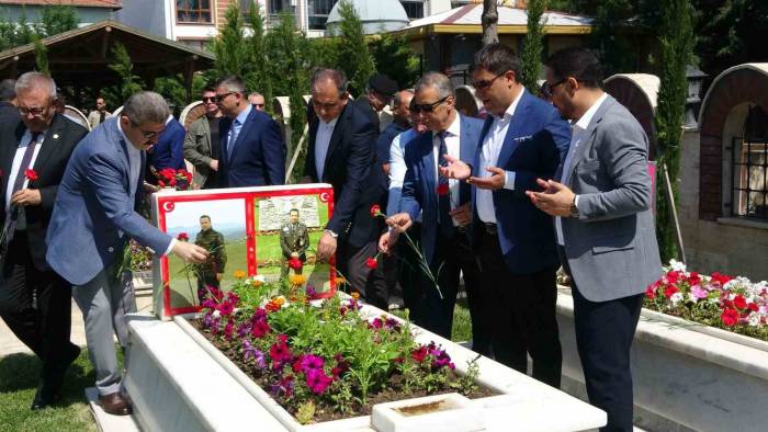 Uşak’ta Arife Günü Şehitler Mezarı Başında Anıldı