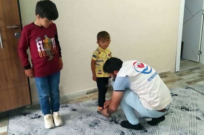 Yetimler Vakfı’ndan Ağrılı Çocuklara Giyim Ve Ayakkabı Yardımı