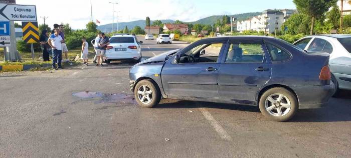 Işık İhlalinin Olduğu Kazada Hamile Kadın Yaralandı