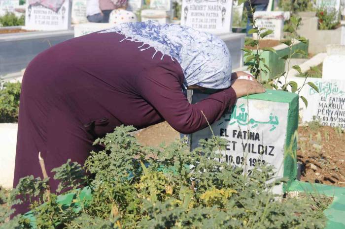 Diyarbakır’da Depremzedeler Gözyaşları İçinde Yakınlarının Mezarına Gitti