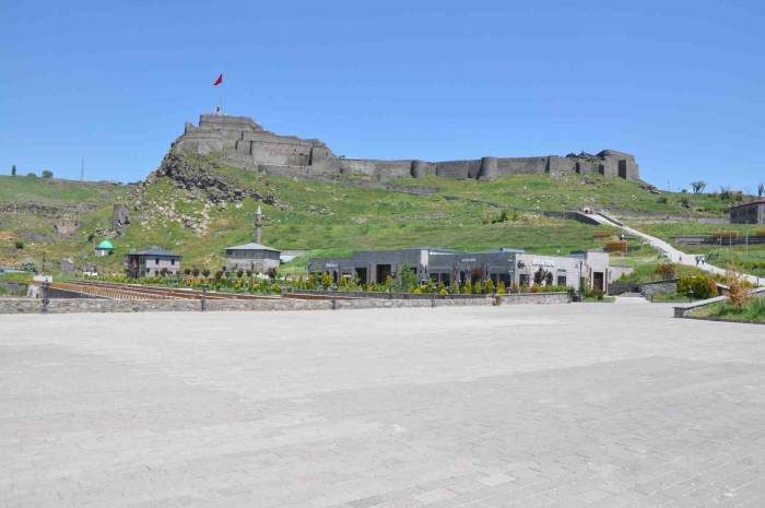 Kars’ta Caddelerde Bayram Sessizliği