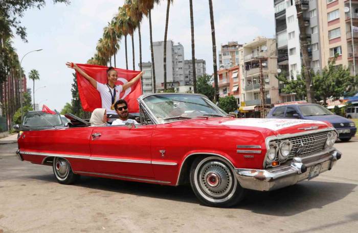 Dünya Ve Avrupa Şampiyonu Olan Nafia, Üstü Açık Otomobille Sevinç Turu Attı
