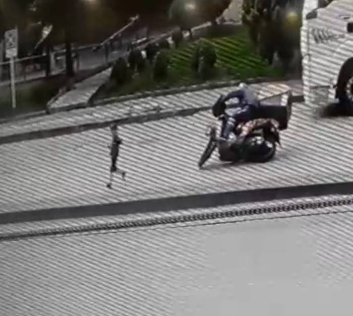 Ankara’da Yola Atlayan Çocuğa Çarpmamak İçin Çabalayan Kurye Kaza Yaptı