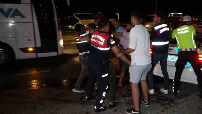 İki Aracın Hurdaya Döndüğü Kazada Alkollü Çıkan Diş Hekimine Meydan Dayağı