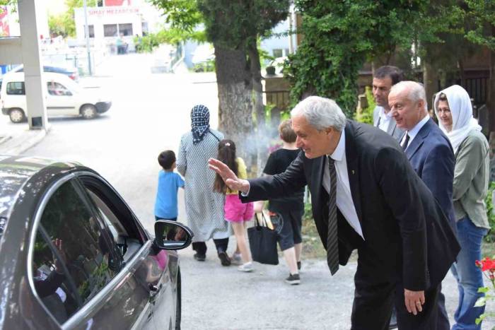 Başkan Bakkalcıoğlu Mezarlık Ziyaretine Gelen Vatandaşların Bayramını Kutladı