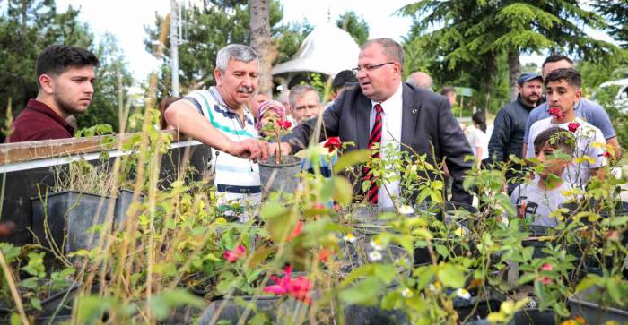 Kabir Ziyareti İçin Mezarlığa Gelen Vatandaşlara Ücretsiz Gül Fidanı Ve Çiçek