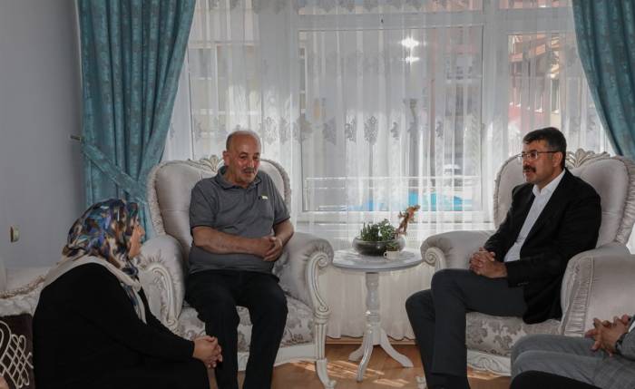 Şehit Ailelerine Yaptığı Ziyaretler Yürekleri Isıttı
