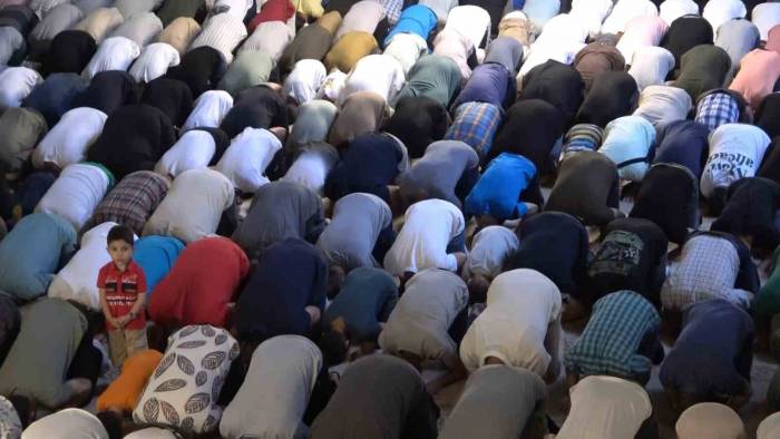 Bursalılar Bayram Namazı İçin Camileri Doldurdu