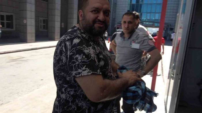 Acemi Kasaplar Acile Akın Etti, Kadınlar Eşlerine Taş Çıkardı