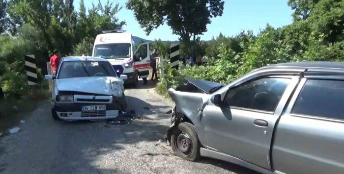 Bayramiç’te Otomobiller Kafa Kafaya Çarpıştı: 8 Yaralı