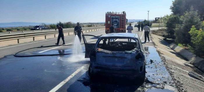 Gelibolu’da Seyir Halindeyken Yanan Araç Kullanılamaz Hale Geldi