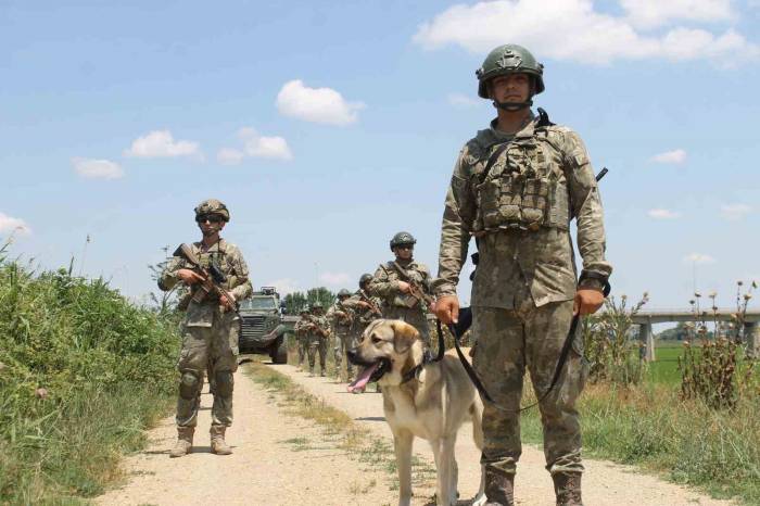 Mehmetçik, Yunanistan Sınırında Görev Başında Bayramlaştı