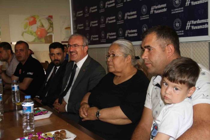 Elazığ’da Depremzedelerin Buruk Bayram Sevinci