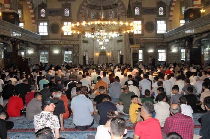 Elazığ’da Vatandaşlar, Bayram Namazı İçin Camilere Akın Etti