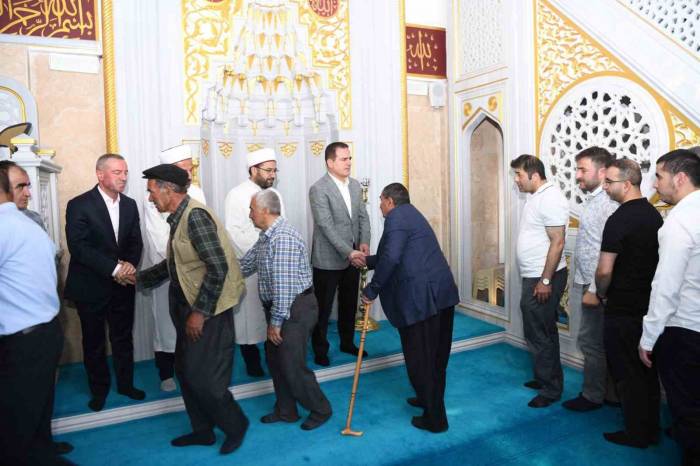 Vali Akbıyık Vatandaşlarla Bayramlaştı