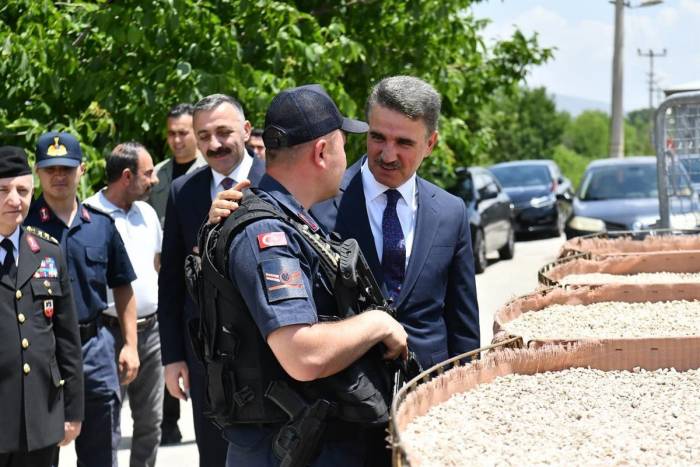 Vali Baruş, Bayram Nedeniyle Yol Kontrol Noktalarını Ziyaret Etti