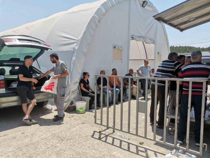 İzmir’de Bayramın İlk Günü Hayvan Pazarlarında Yoğunluk