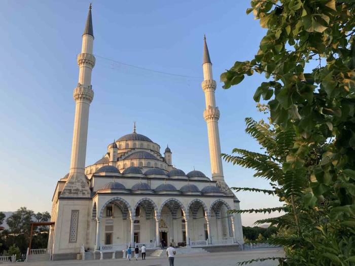 İzmirliler Bayram Namazı İçin Camilere Akın Etti