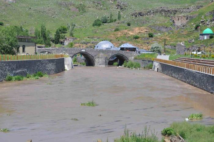 Kars Çayı’nın Rengi Değişti