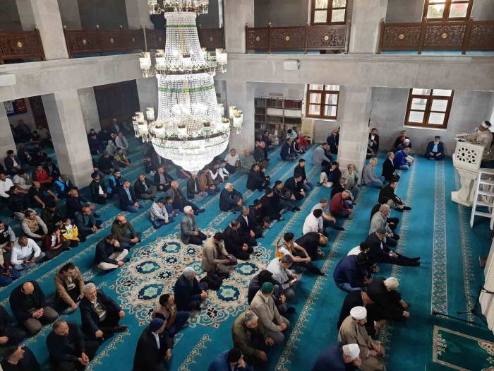 Kars’ta Bayram Namazında Camiler Doldu Taştı