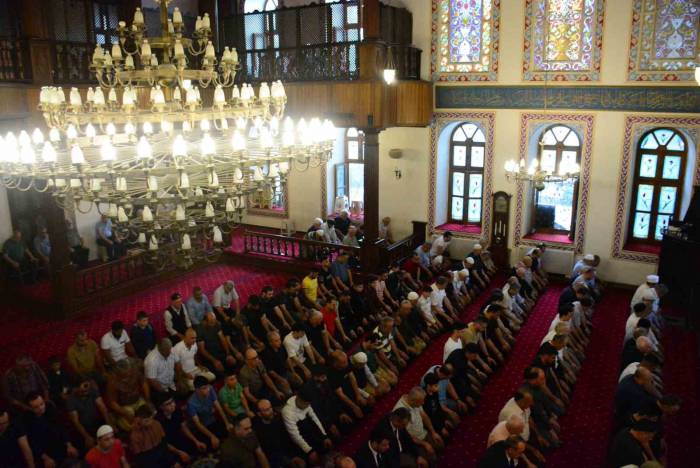 Kocaeli’de Vatandaşlar Bayram Namazı İçin Camileri Doldurdu