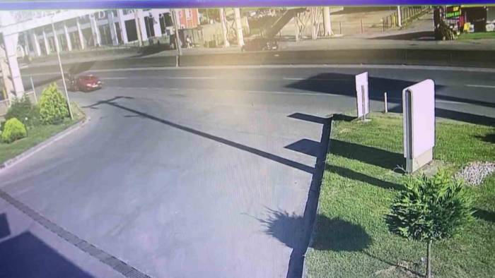 Benzin İstasyonu Girişinde Motosiklet Ve Otomobil Çarpıştı: Kaza Anı Kamerada