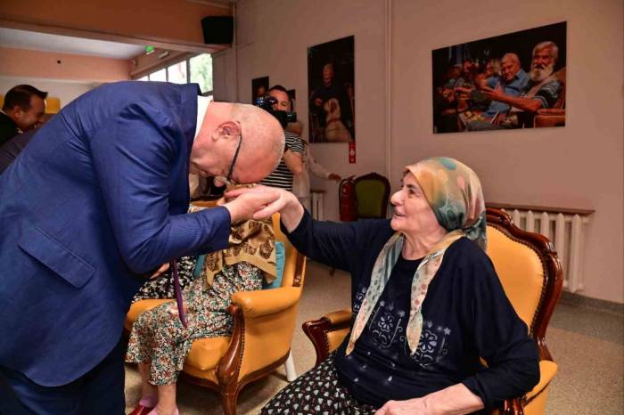 Manisa Protokolünden Huzurevi Sakinlerine Bayram Ziyareti