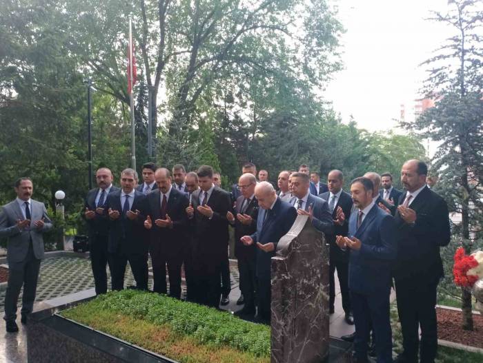 Mhp Lideri Bahçeli, Türkeş’in Kabrini Ziyaret Etti