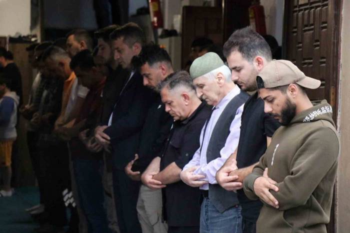 Sakarya’da Vatandaşlar Bayram Namazı İçin Camileri Doldurdu