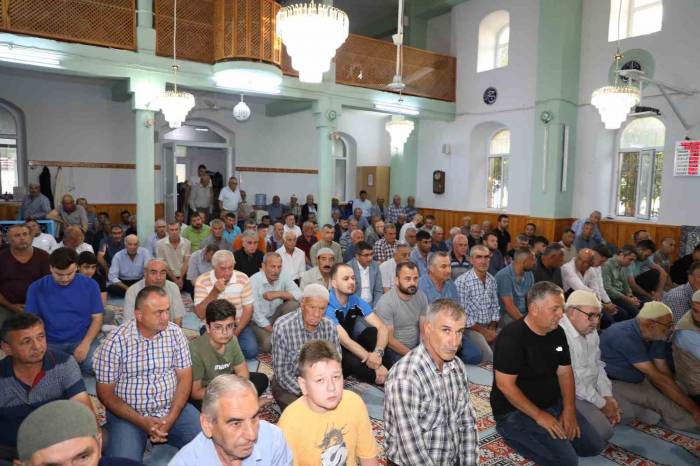 Başkan Çelik Yeşilköy’de Vatandaşlarla Bayramlaştı