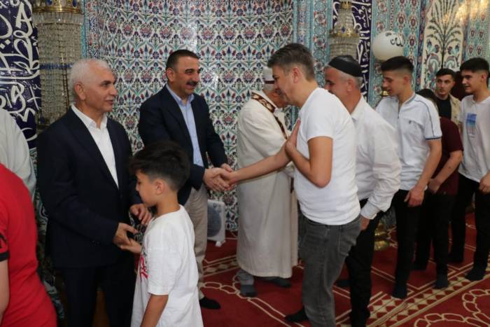 Siirt Valisi Hacıbektaşoğlu, Bayram Namazı Sonrası Vatandaşla Bayramlaştı